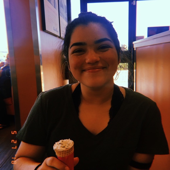 Meet your posher! Kenzie💛 - Picture 5 of 8